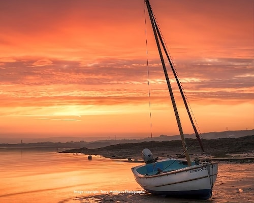 Catboat Cottage: a stone's throw from the beach. Shops & pubs are 2 minute walk.