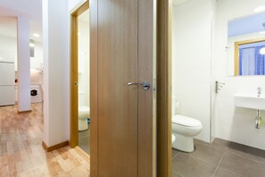 Een bad, een haardroger, handdoeken, zeep