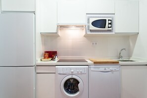 Een koelkast, een microgolfoven, een kookplaat, een vaatwasser