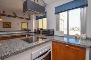 Een koelkast, een magnetron, een oven, een vaatwasser