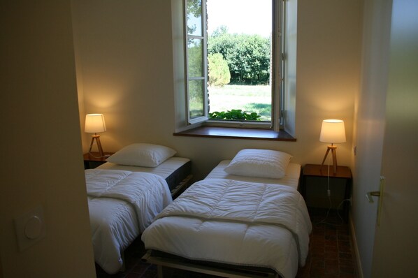 4 habitaciones, tabla de planchar con plancha, wifi y ropa de cama 