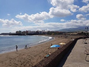 Beach nearby - Front line apartment with direct sea views (Taliarte)