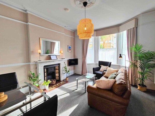 TV, fireplace
