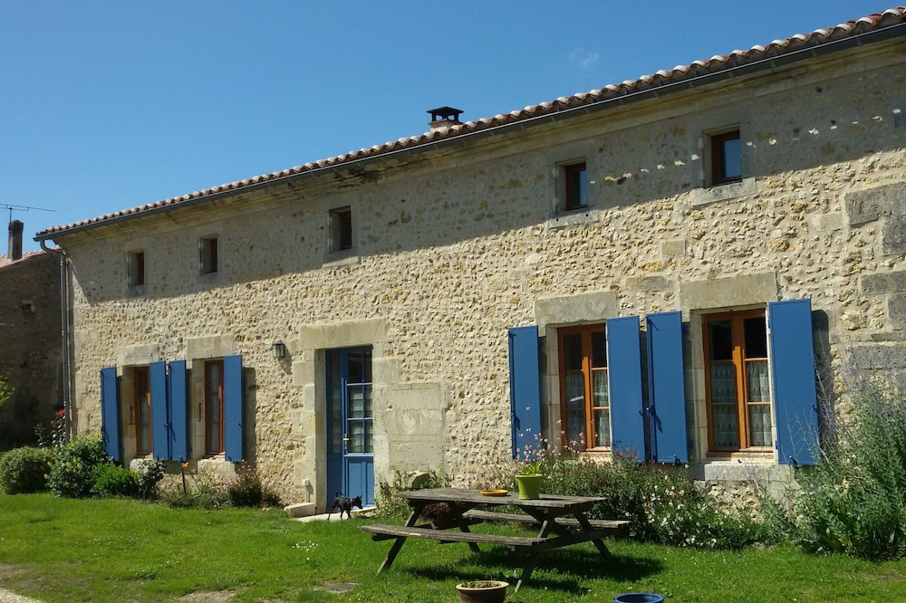 Charentais house in Upper Saintonge for spa guest or family.