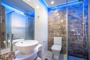 Apartemen Superior | Kamar mandi | Shower, perlengkapan mandi gratis, pengering rambut, dan sandal