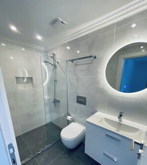 Douche, sèche-cheveux, serviettes fournies