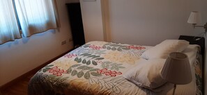 2 dormitorios, tabla de planchar con plancha, ropa de cama