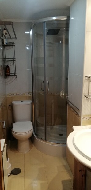 Cabezal de ducha con hidromasaje, secador de pelo y toallas