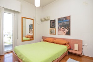 1 habitación, escritorio, tabla de planchar con plancha y wifi