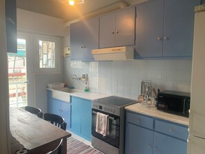 Fridge, oven, coffee/tea maker, electric kettle