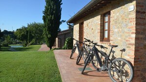 A stone building with a sign reading "La Vinella." - Two-bedroom apartment with private entrance (Città della Pieve)