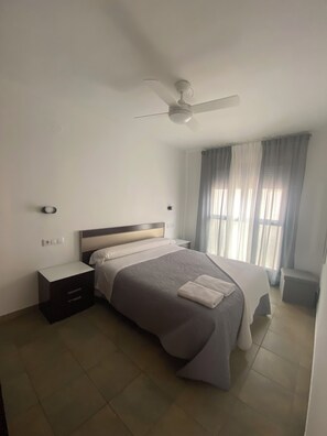 2 dormitorios, tabla de planchar con plancha, cuna de viaje