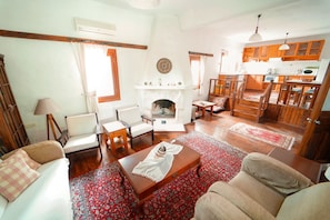 Télévision, lecteur de DVD, livres