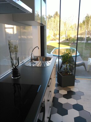 Frigorífic, microones, forn i placa de cuina 