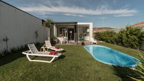 A modern outdoor pool area with lounge chairs and a dining area. - House with garden and pool 5 minutes from the beaches (boiro)