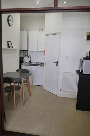 Fridge, microwave, oven, coffee/tea maker - Bright Studio flat - Clerkenwell (London)