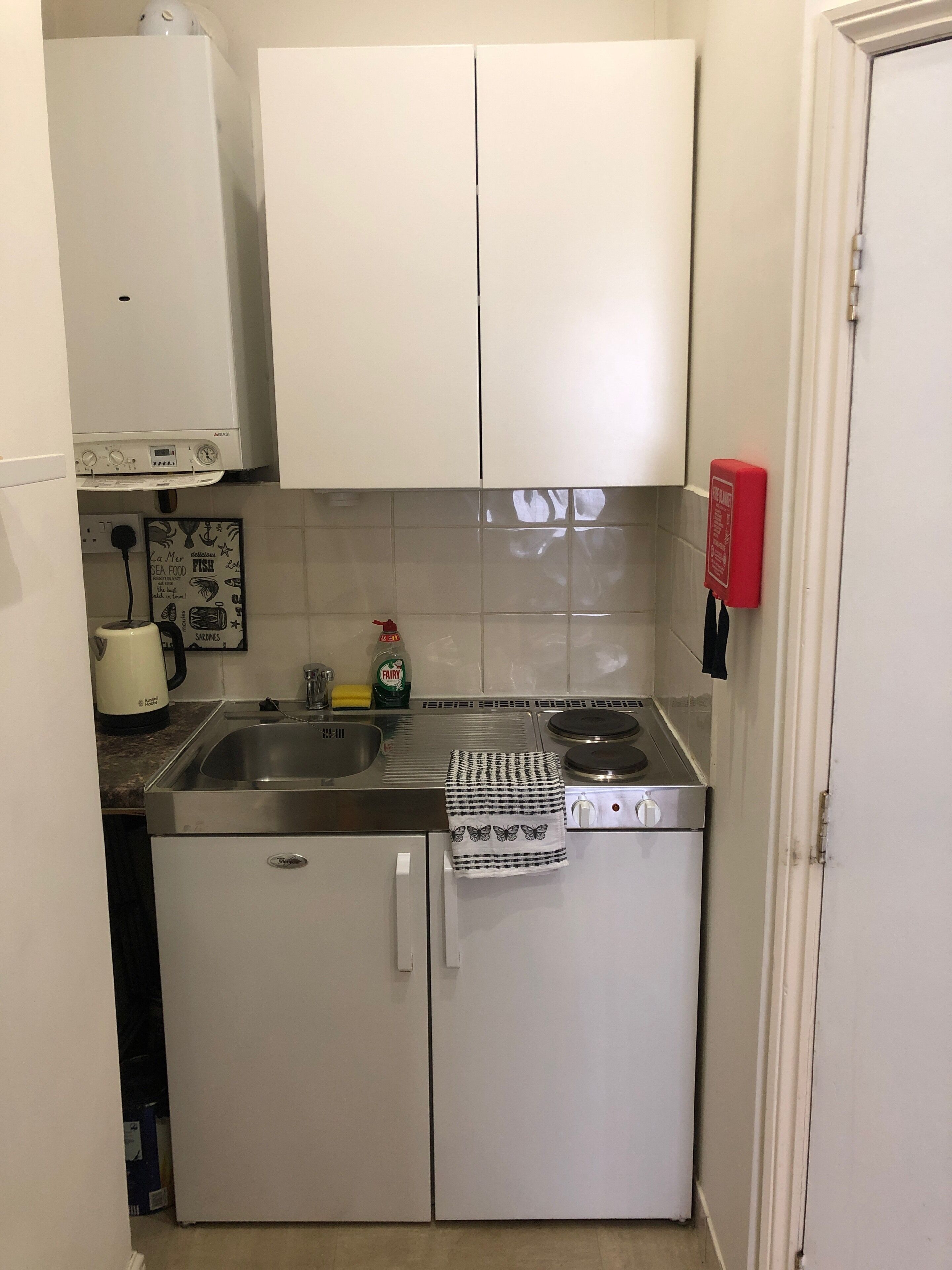 Kjøleskap, mikrobølgeovn, ovn og kaffetrakter/tekoker