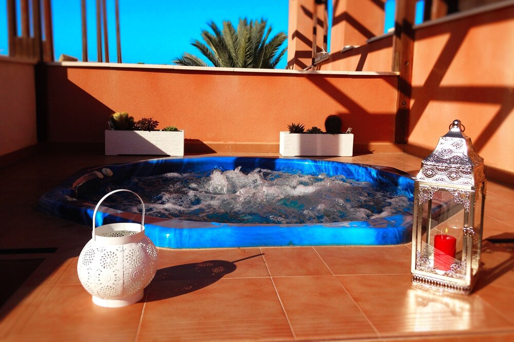 VERA ALBACORA WITH PRIVATE JACUZZI AND WIFI 200M FROM THE SEA