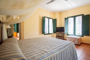 3 bedrooms, iron/ironing board, travel cot, free WiFi - Self catering Puerta del Agua for 6 people (Uclés)