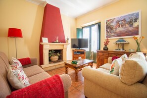 TV, fireplace, video games, DVD player - Self catering Puerta del Agua for 6 people (Uclés)
