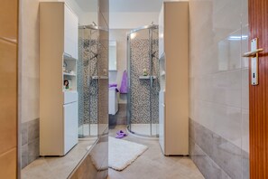 Dusche, Haartrockner, Handtücher