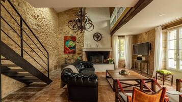 Una Smart TV, una chimenea, una mesa de tenis de mesa, libros