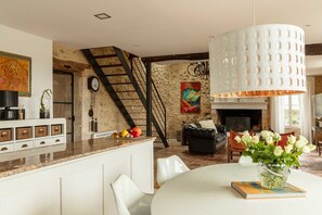 المنشأة من الداخل