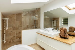 Badewanne, Haartrockner, Handtücher, Seife