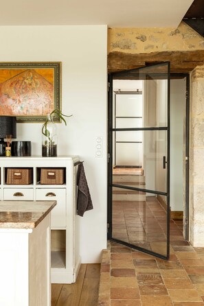 المنشأة من الداخل