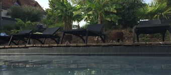 Pretty family friendly Stone Cottage Bergerac Bordeaux St Emillion jacuzzi pool