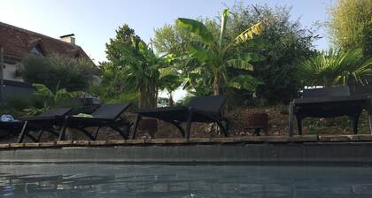 Pretty family friendly Stone Cottage Bergerac Bordeaux St Emillion jacuzzi pool