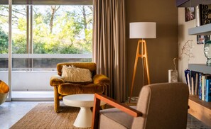 TV connectée, livres, écrans d'ordinateur, imprimantes