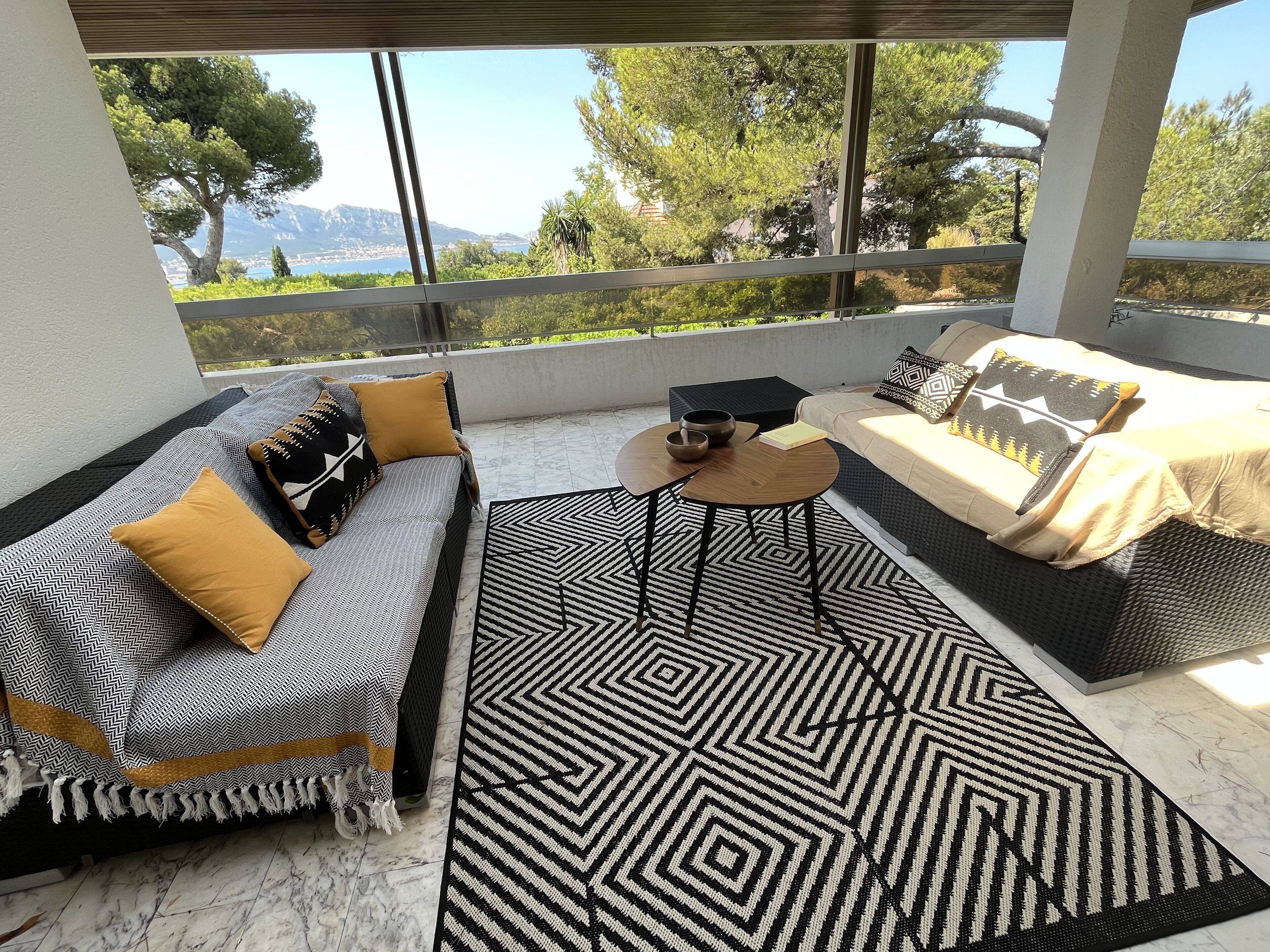 Smart-tv, boeken, een computerscherm en een printer