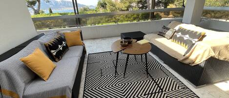 Smart-tv, boeken, een computerscherm en een printer