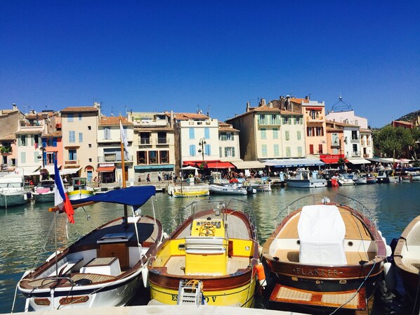 A marina with boats docked, a clear blue sky, and colorful buildings in the background. - Magnificent ancient farm that has been reformed. Exceptional location in Cassis (Cassis)
