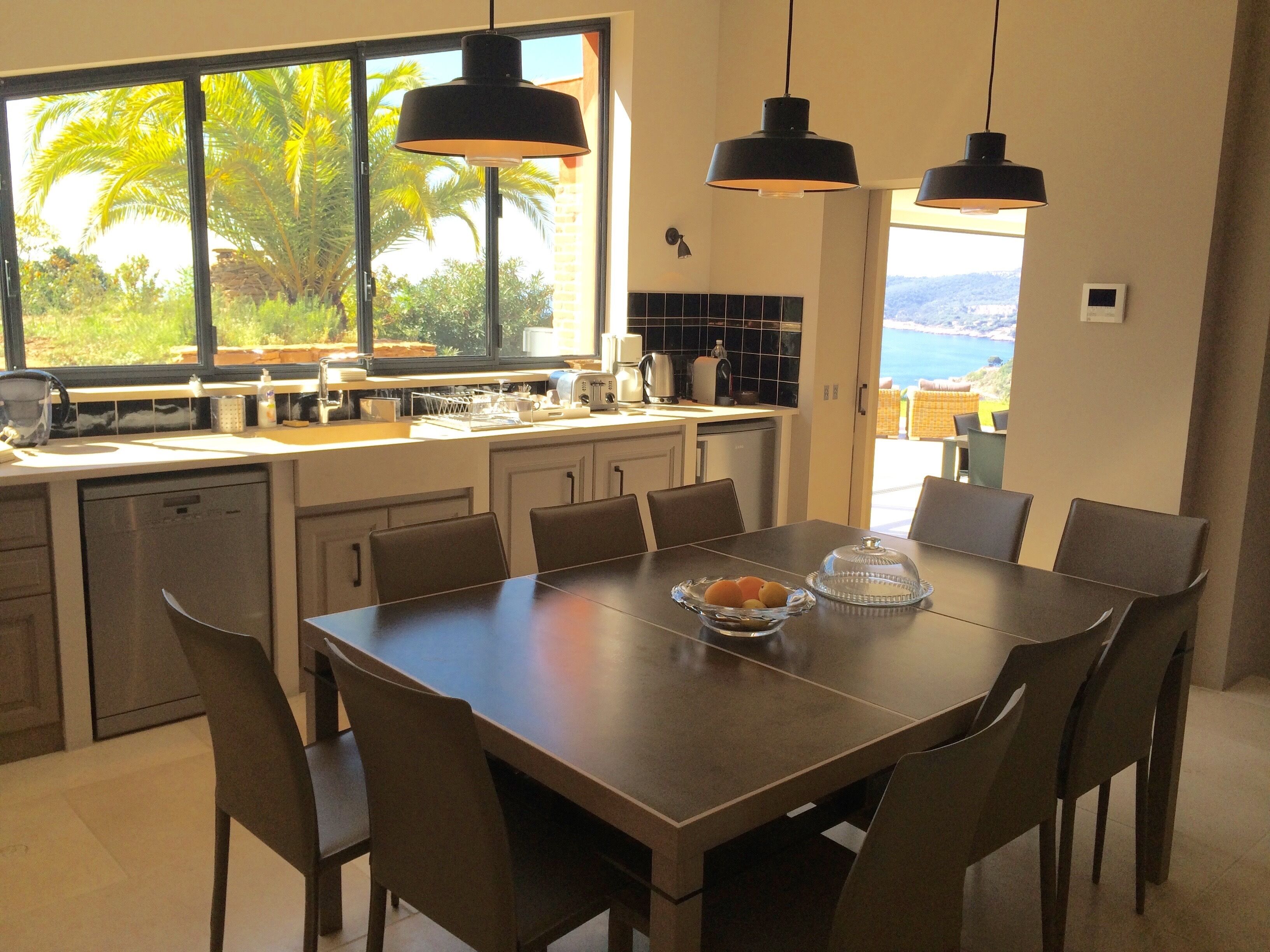 La cuisine et sa vue sur la mer