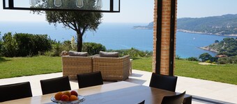 The Farm Anais Cassis ha il suo sito web personale su internet e il suo video per vedere ...