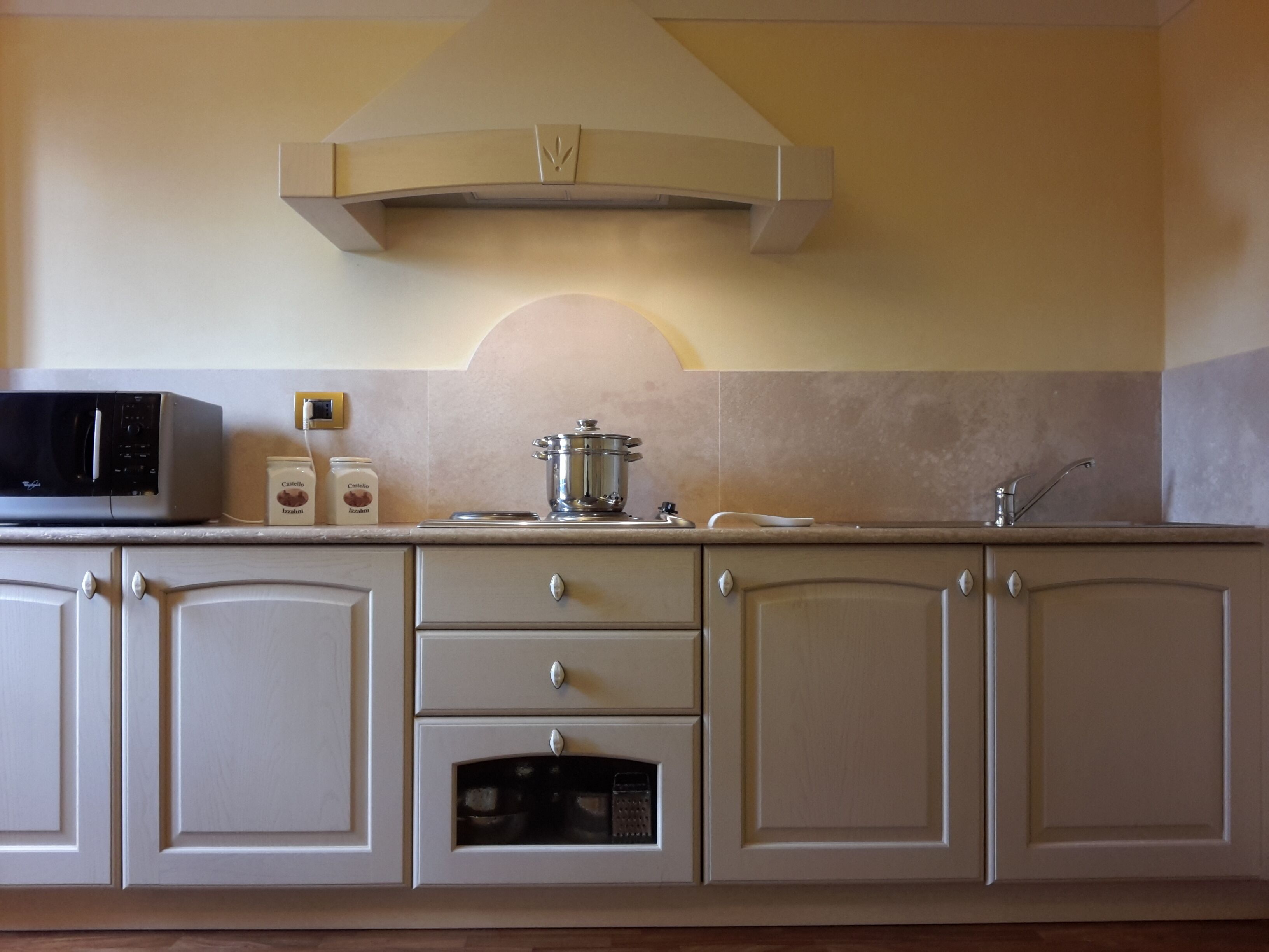 Kühlschrank, Mikrowelle, Herdplatte, Geschirrspüler