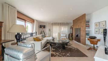 Televisión, chimenea, reproductor de DVD y tenis de mesa