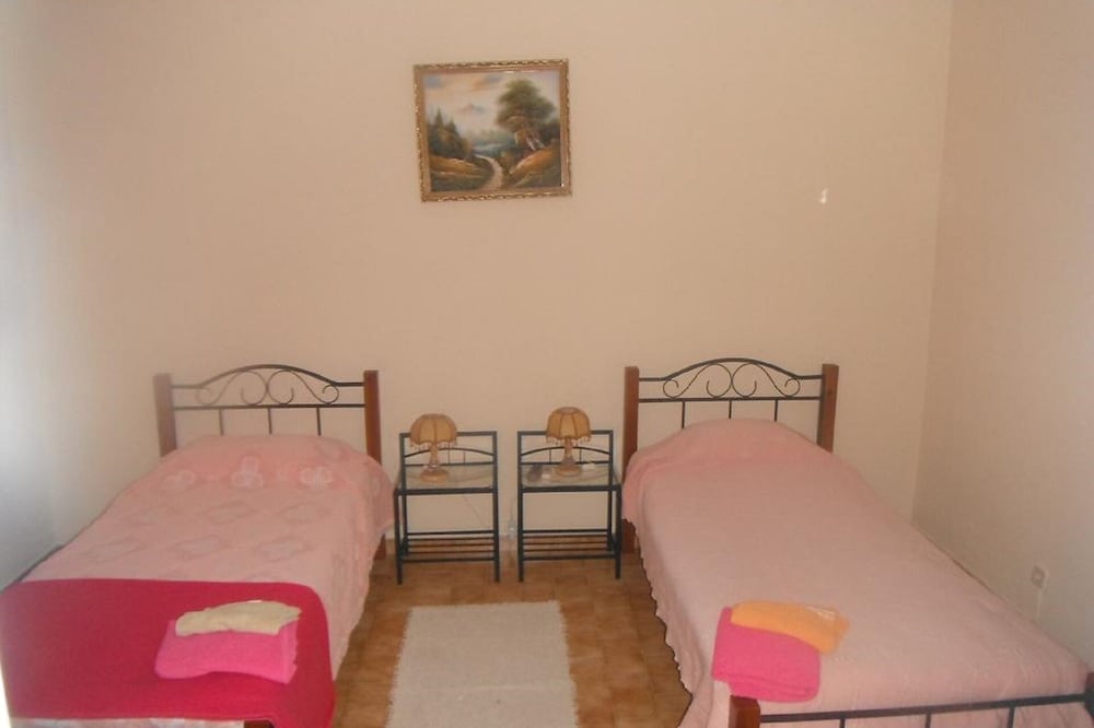 Nefama Pensao - Room IV