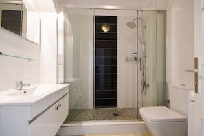 Shower, towels - Club Atlantis 28 - One Bed with air conditioning (Adeje)