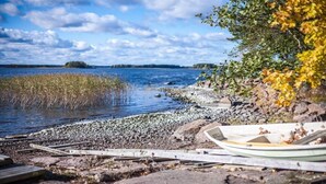 A rocky shoreline with a small boat and a dock. - Skitunäs Seaside villa in Pyhtää (Pyhtää)