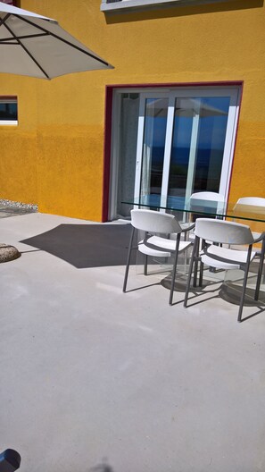 Outdoor dining - Apartment with large terrace, lake & mountain view (Bellerive VD)