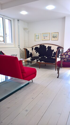 Flat-screen TV, books - Apartment with large terrace, lake & mountain view (Bellerive VD)