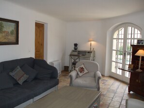 TV, peis, bøker og stereoanlegg