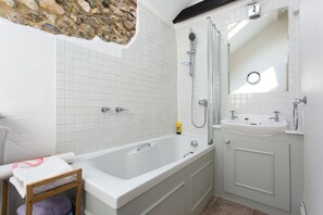 Ensemble douche/baignoire, sèche-cheveux, serviettes fournies, savon
