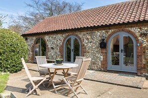 Outdoor dining - The Old Stables is a self contained detached 2 bedroom cottage. (Docking)