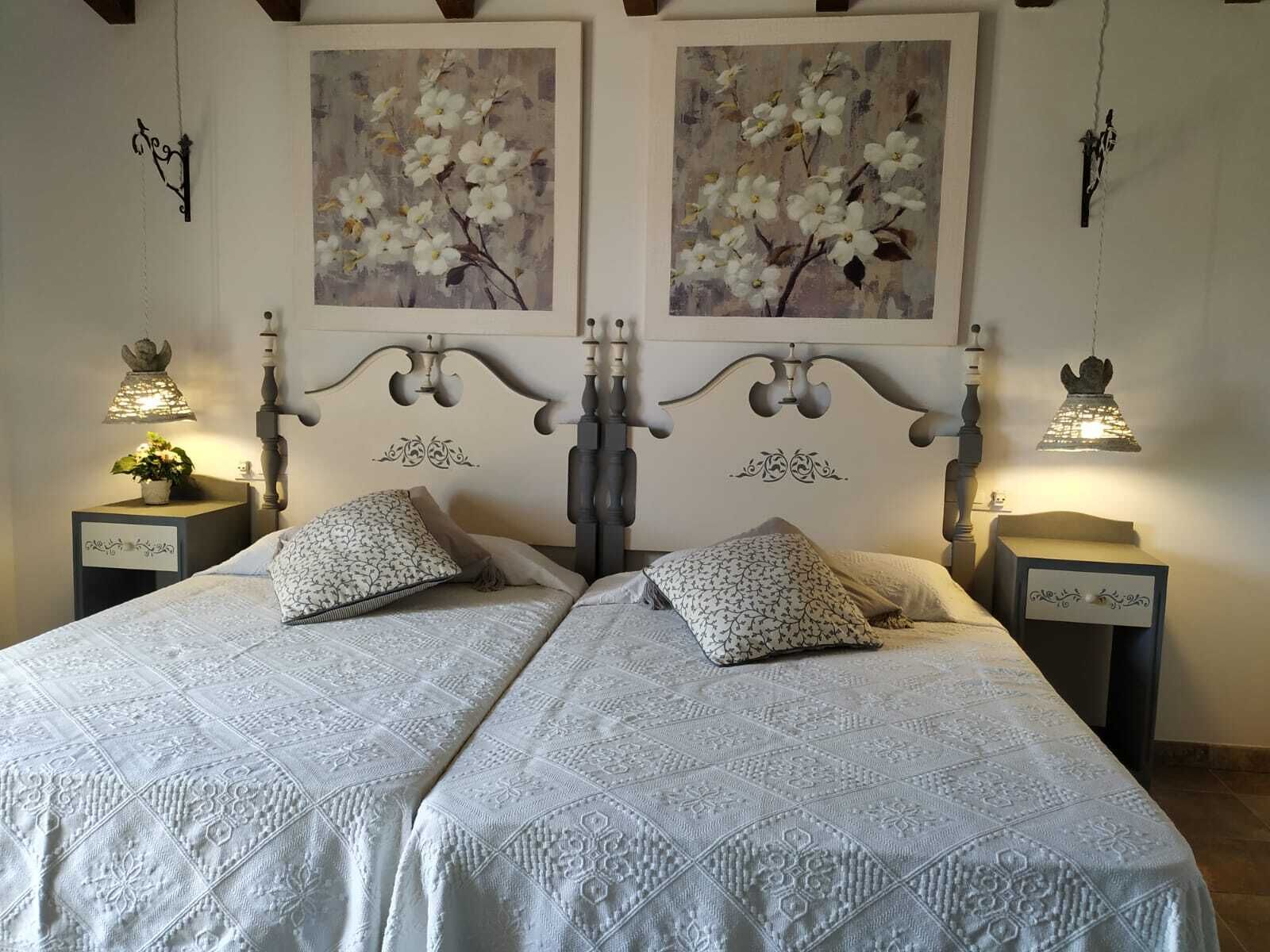 4 slaapkamers, een strijkplank/strijkijzer, reisbedje, gratis wifi