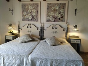 4 dormitorios, tabla de planchar con plancha, cuna de viaje