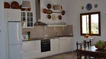 Een koelkast, een magnetron, een oven, een kookplaat